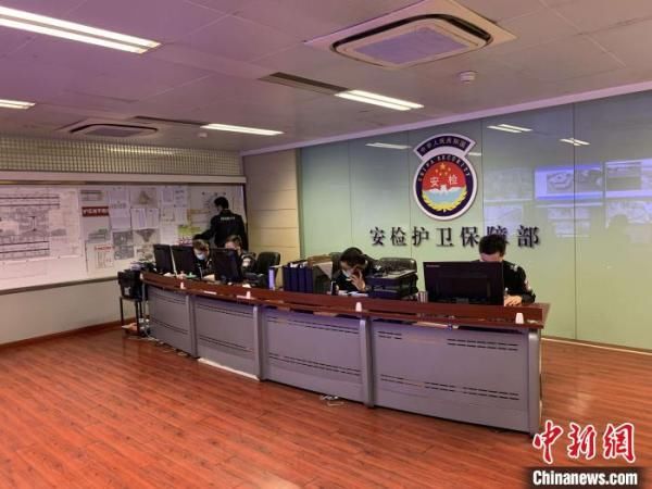  护卫：上海浦东机场安检护卫武戈：从员工到旅客 他事事操心