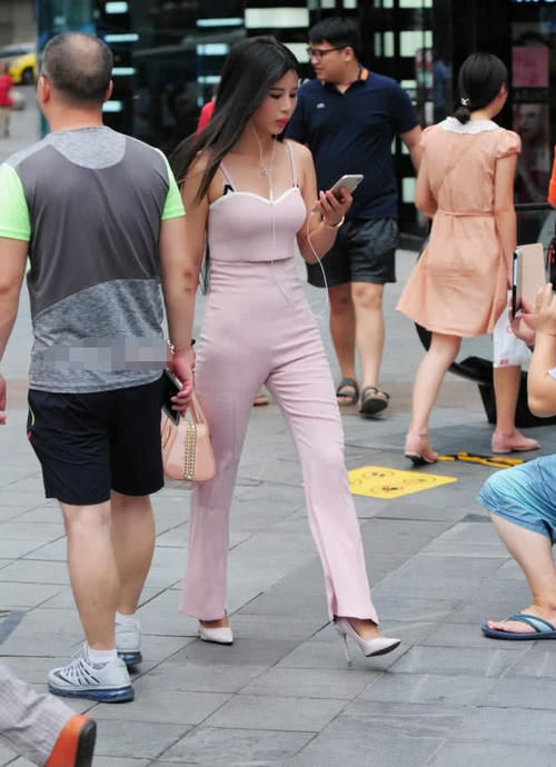 气质玉女粉色紧身连体衣身材妩媚多娇，紧实的双腿弧线最亮眼