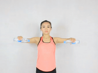 女生每天睡前坚持做2个动作，能让肩膀变薄变瘦，身材更完美!