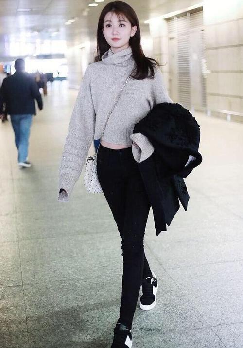 乔欣还真是潮流！露脐T恤配高腰牛仔裤，大长腿太惊艳了吧？