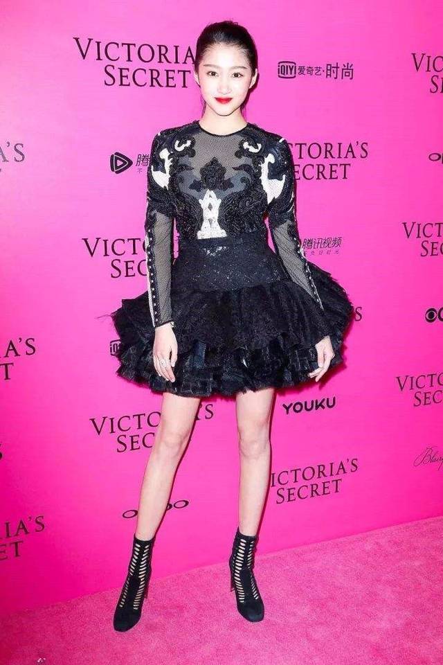 关晓彤一穿上黑裙，气质都不一样了！迪丽热巴都不配当她的对手！