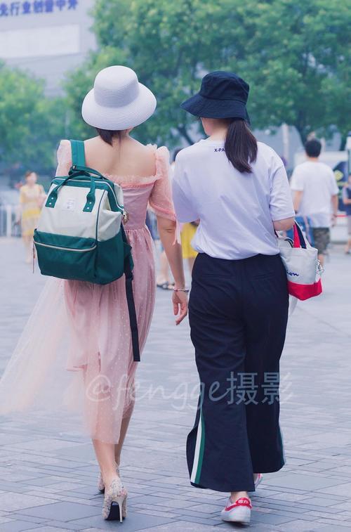 街拍背影不一定多么性感，但一定要有意思，你觉得呢？