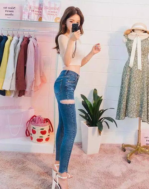 街拍：潮流紧身牛仔裤，对于腿型的修饰，效果非常好！