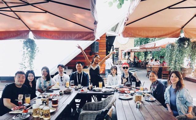 世界杯人家吉克隽逸才最孝，带妈咪看球，狂获粉丝点赞