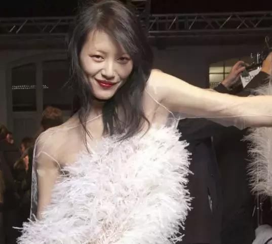 “中国第一超模”刘雯厉害了，上衣只用羽毛装饰，造型无人敢模仿