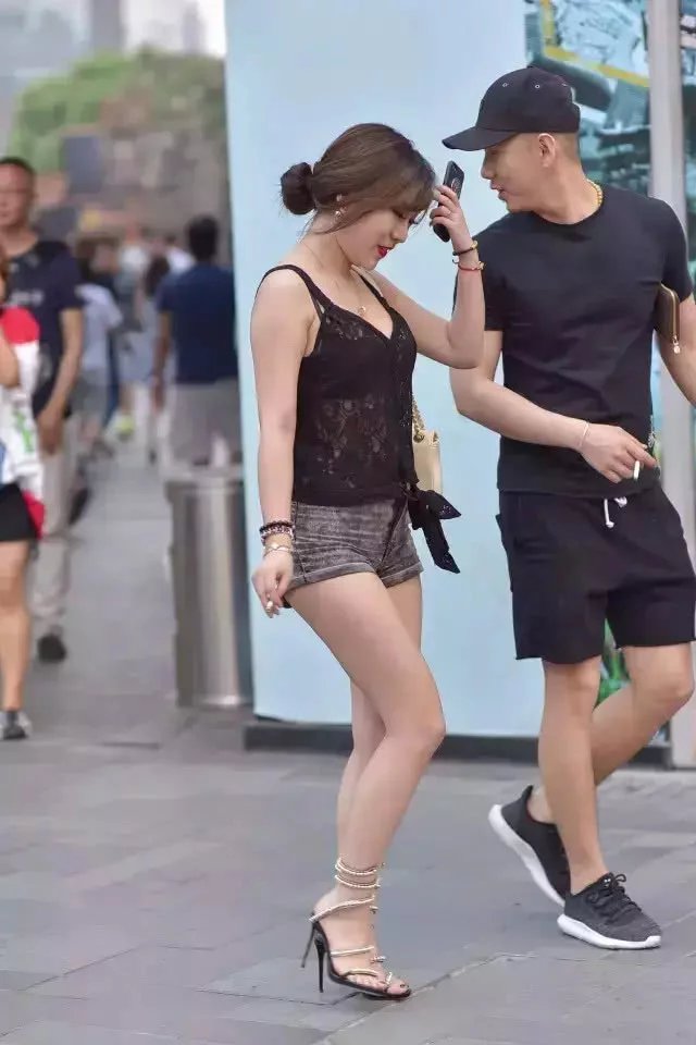 街拍：气质小姐姐修身牛仔短裤秀出一双一米五大长腿