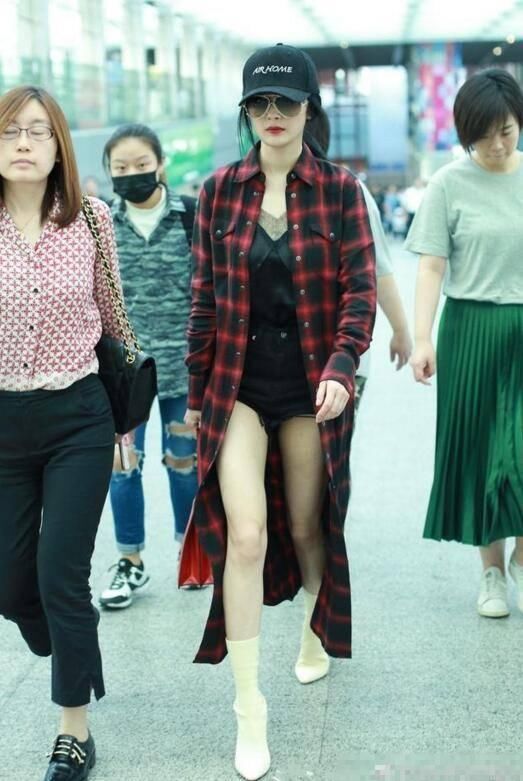 邓紫棋变身小女人撞衫杨幂，不禁让人大呼，终于穿对了衣服