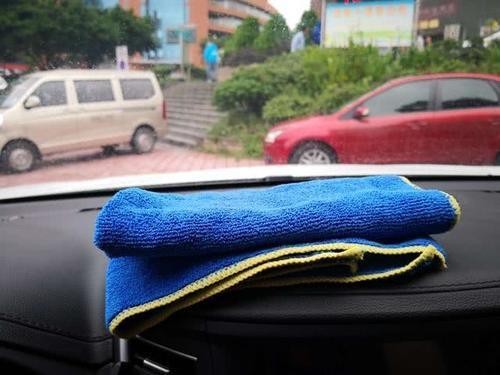 正常行驶途中,汽车前挡却起雾了,这时候该怎么办好?