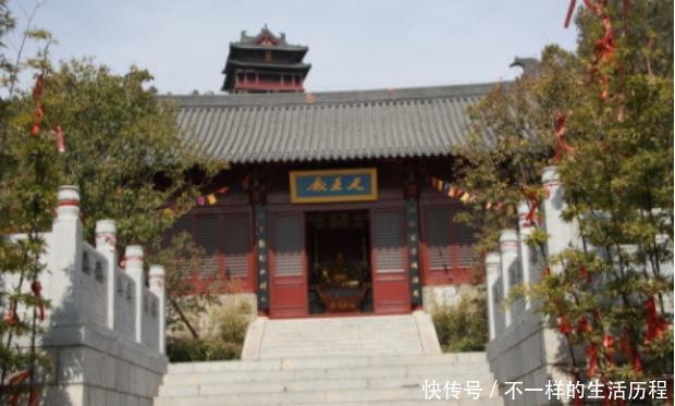 不同寻常的寺院，主持曾是空姐，中国第一位尼姑在这里出家