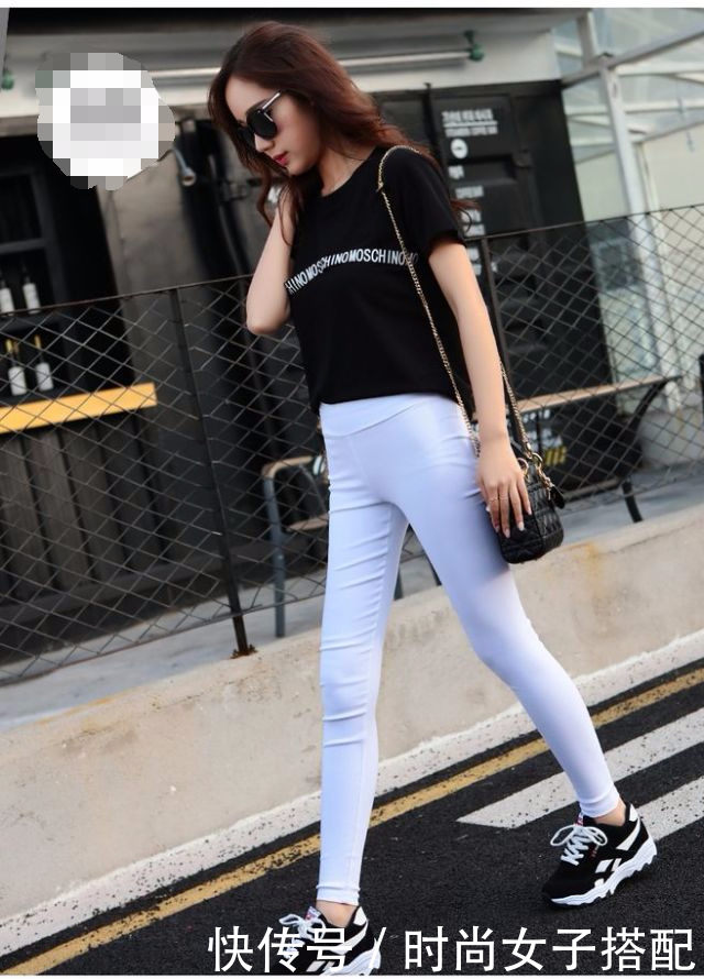 街拍:小姐姐身穿时尚服饰!轻松展现迷人身姿!