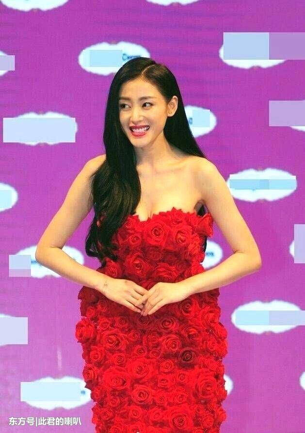 时尚界的迷之画风，戚薇丝袜穿在高跟鞋外面，张天爱玫瑰穿上身