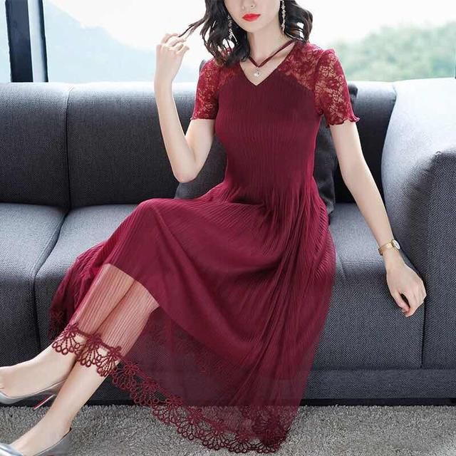 据说现在流行这样的连衣裙，“水蛇腰”显露无遗，70后穿超有气质