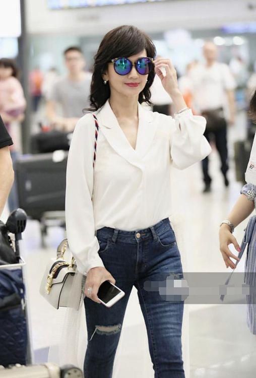 64岁赵雅芝身材简直了!穿这么紧的牛仔裤都没赘肉，怎么做到的?