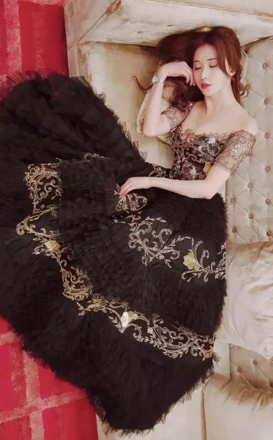 43岁林志玲真敢穿，丝袜破成这样观众看了都尴尬！