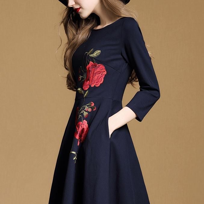 秋天别再裙子配打底裤，土的不行，这样穿连衣裙，美的不能再美了