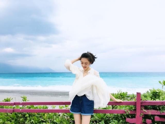 黄梦莹穿短裤现身，暴露一双大长腿，网友：女神般的身材！