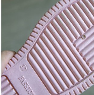 高跟鞋穿腻了，试试下面这几款小白鞋，超级百搭还特洋气还不磨脚