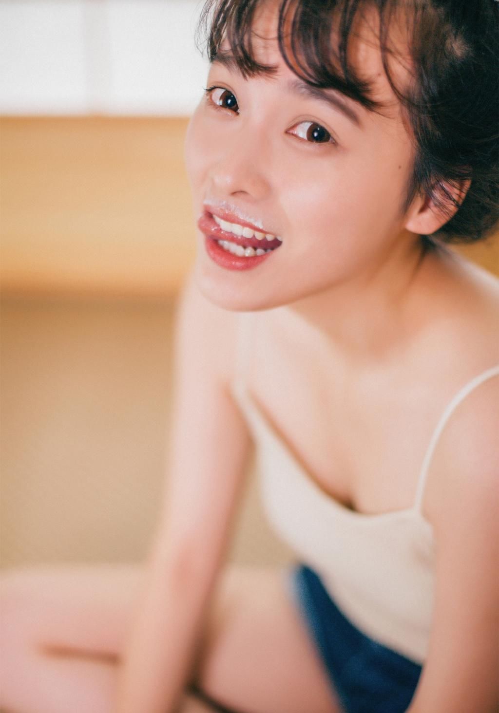 丰腴吊带美女火辣性感私房写真图片