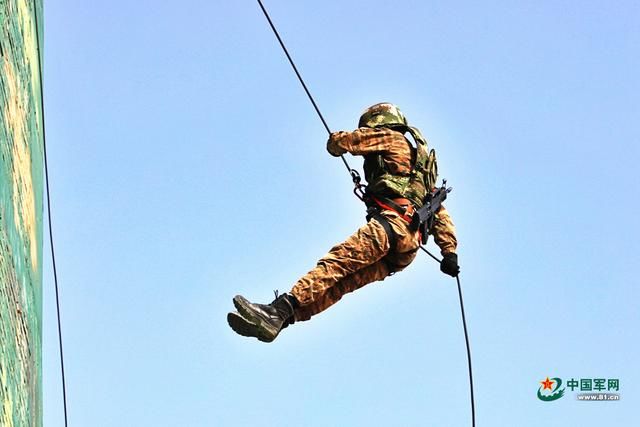  「张张」张张精彩！“飞檐走壁”的武警小哥哥太帅了