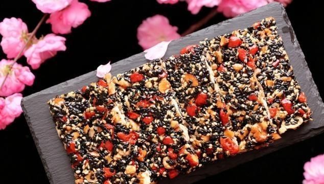  【核桃芝麻糖】它是“穷人的阿胶”，隔三差五吃一点，气色红润皮肤有“光泽”！