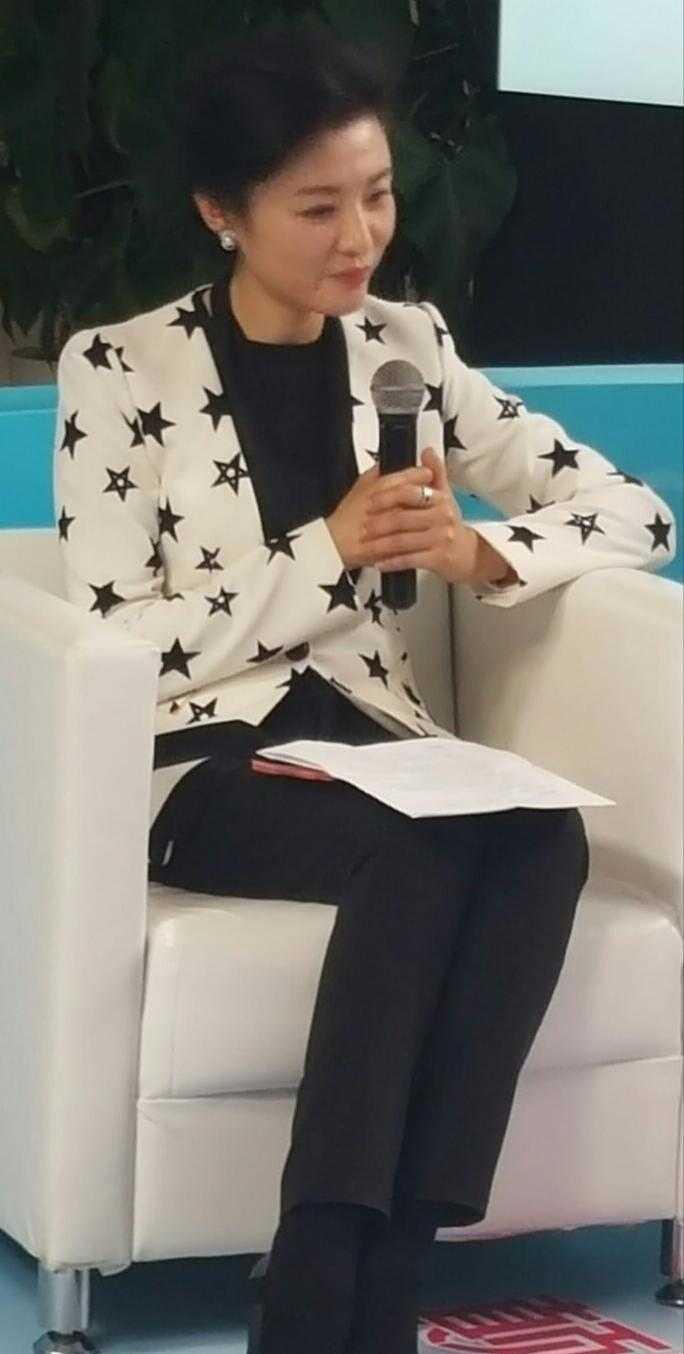  『不失』周涛真的太适合穿西装，白色星星图案西装干练知性，又不失俏皮感