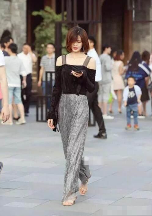 美女黑色吊带搭配紧身长裤，完美身材吸引众多目光!