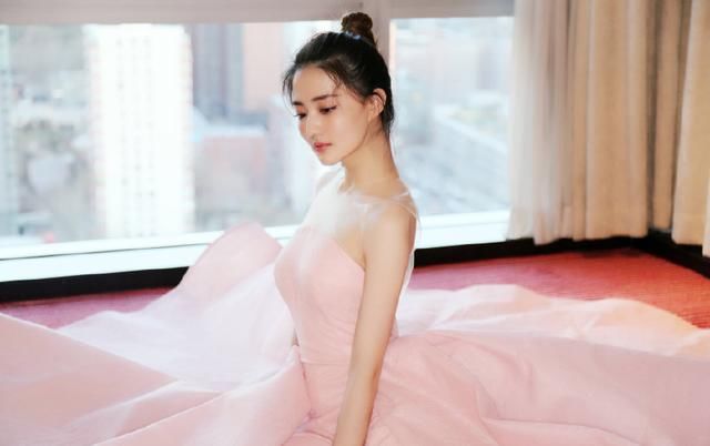 28岁宋轶和23岁徐璐同穿抹胸粉裙，真看不出来5岁的年龄差距