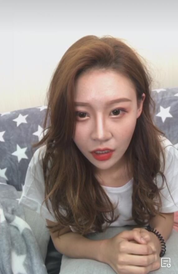 温婉开直播回应黑料 网上的视频不是本人，承认双眼皮是花钱做的