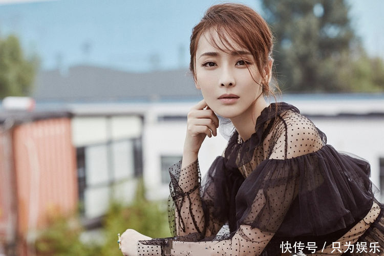 李曼真敢穿，透视纱裙美艳动人，网友：看得不好意思了