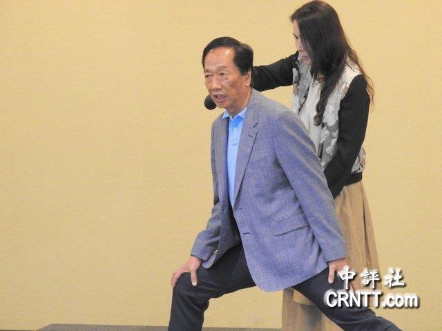 从小细节看郭台铭转型”政治人“：霸气十足的架式，身段放软的功