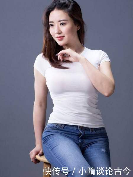 身材微胖的牛仔裤美女，曼妙的曲线让人着迷，非常有女人味！