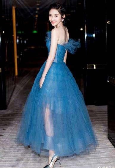 唐艺昕穿深V长裙上台领奖，太暴露张若昀笑的好尴尬！