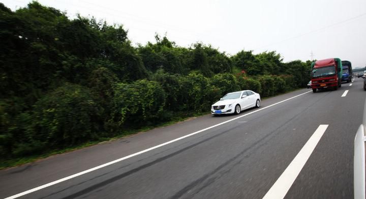 高速应急车道换胎扣12分？记好这3招，交警不仅不罚，还帮着换！