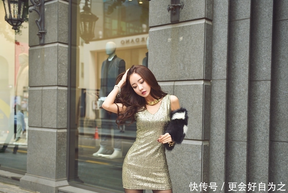 「美女」美女街拍:金色吊带连衣裙搭配黑色丝袜,小姐姐高贵气质一显无遗
