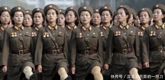 阅兵时的女兵想上厕所，除了军用“尿不湿”，她们只能这样做