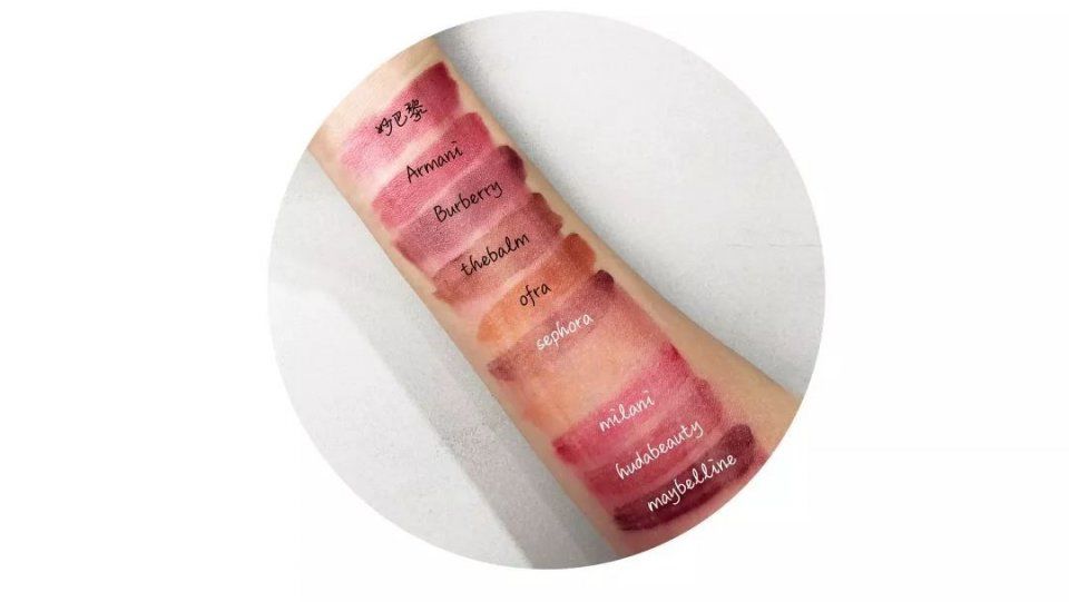 为了试出吃火锅都不掉色的唇膏，我们真的吃了顿火锅!