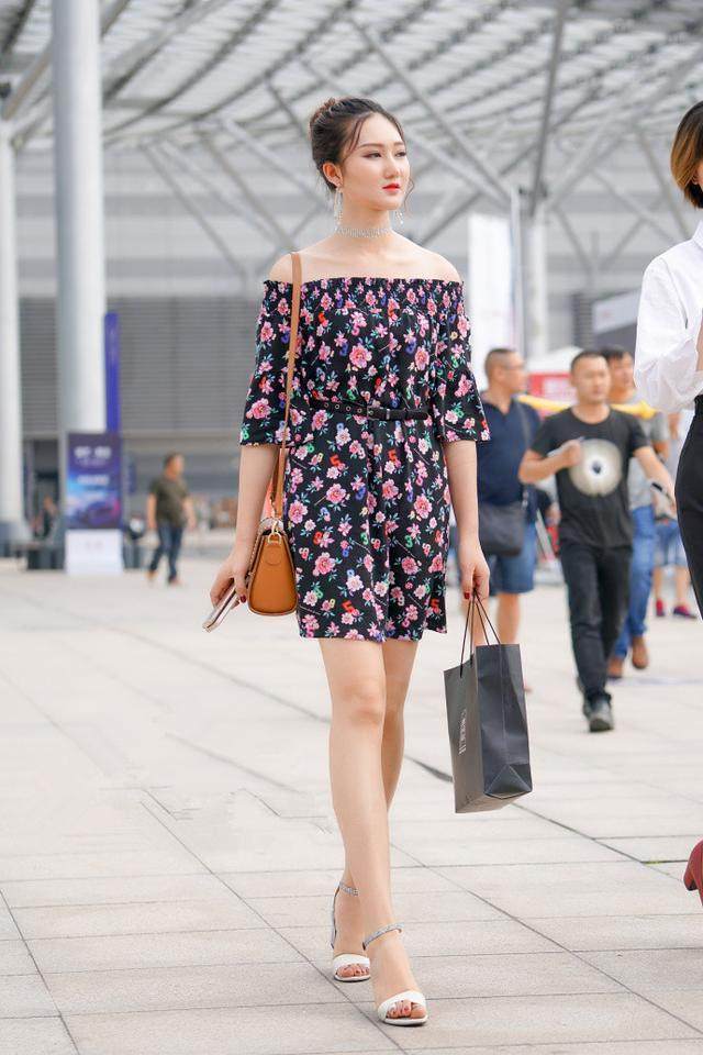 街拍：长相清纯的小姐姐，穿着清凉养眼又显瘦！