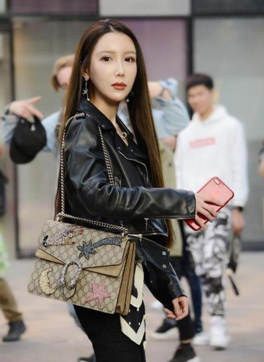  『漂亮』街拍：皮肤白皙的小姐姐、五官精致，长长的秀发很是漂亮