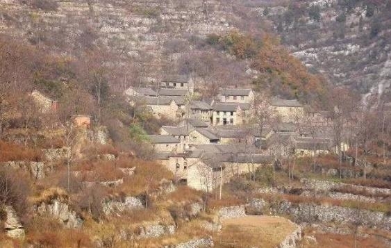 十多年无人可以走得出这个村庄,最后村子里老牛撞断柳树真相大白