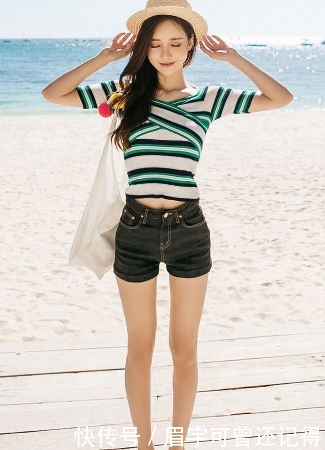  展现：牛仔裤美女的穿搭展现视觉上的美感，靓丽而优雅！