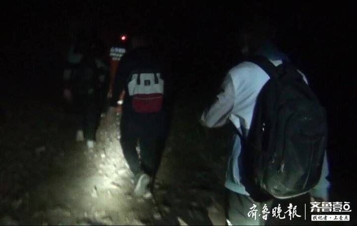  连夜@四名少年外出游玩却被困百米深山崖，消防连夜救援