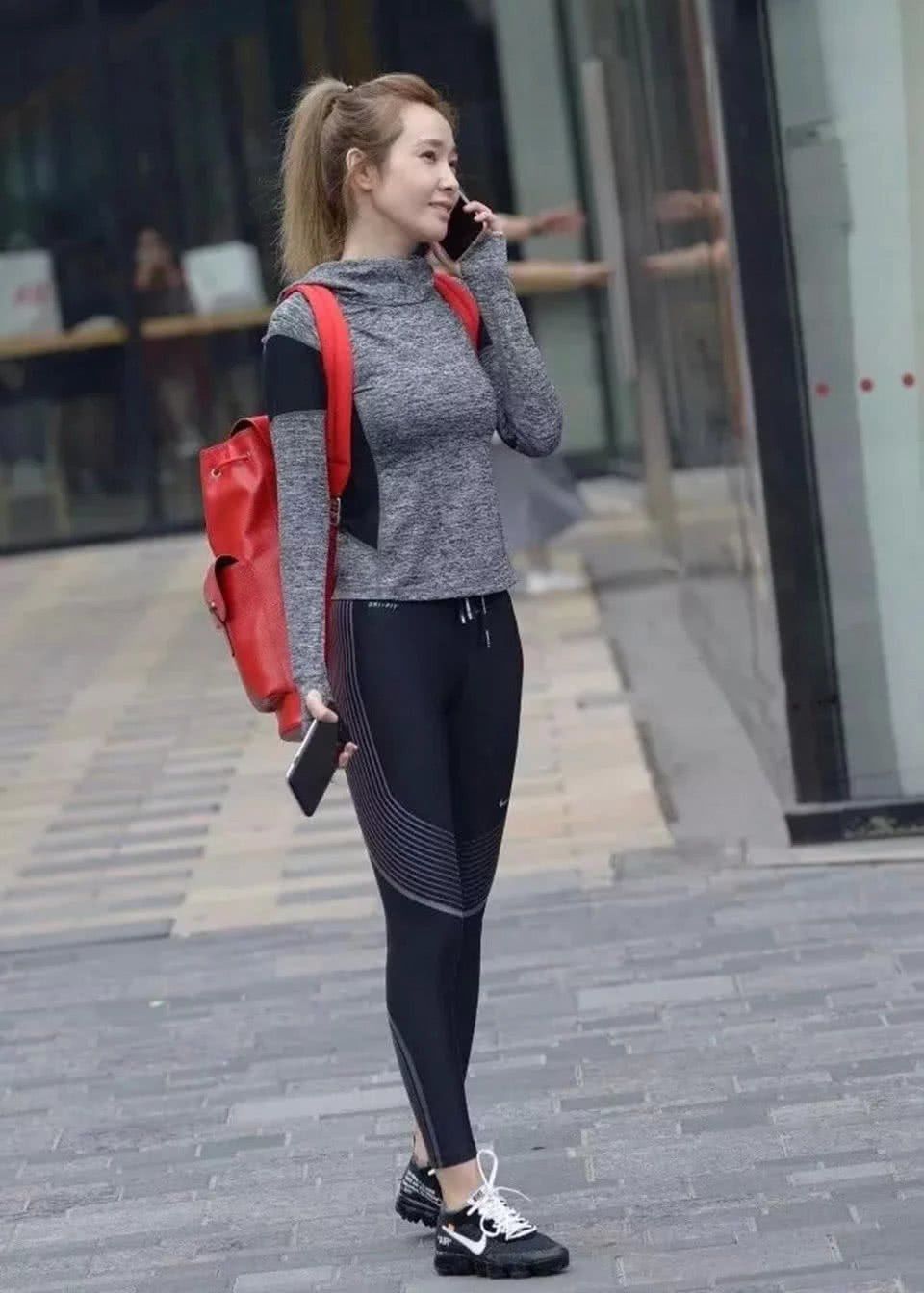 街拍:小姐姐好看显瘦又显高,时髦和前卫真是女人味十足。