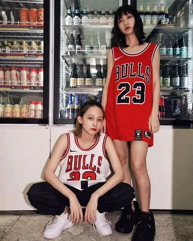 为什么女生穿背心很性感，男生穿就像老大爷!