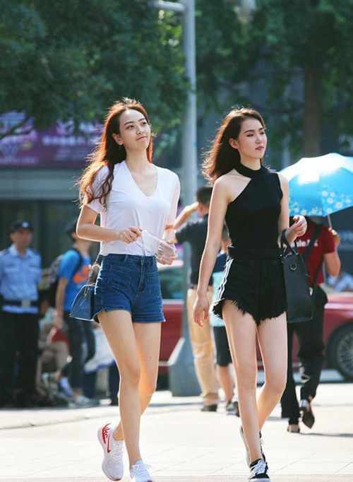  『连体』街拍：身穿酒红色连体裤美女太亮眼了，苗条的身姿，气质很美
