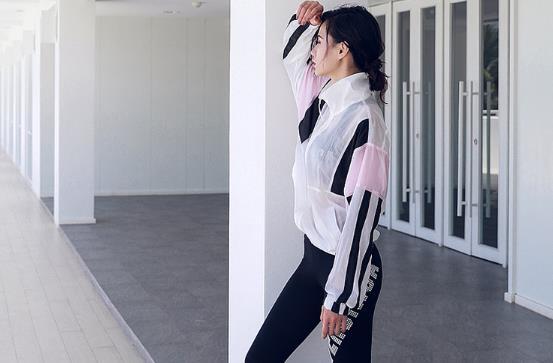 魅力十足的打底裤美女，摇曳身姿，让人着迷