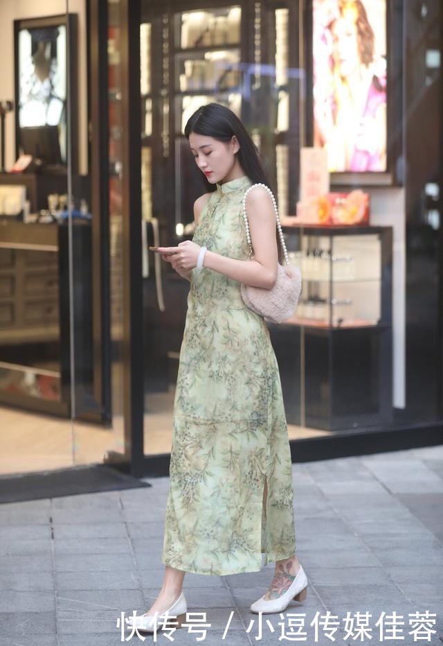 「小姐姐」浪漫优雅的印花元素,掌握搭配小原则,让你在不同风情中自由转换