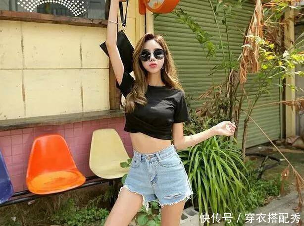 身材高挑的牛仔裤美女，富有青春活力，让人百看不厌！