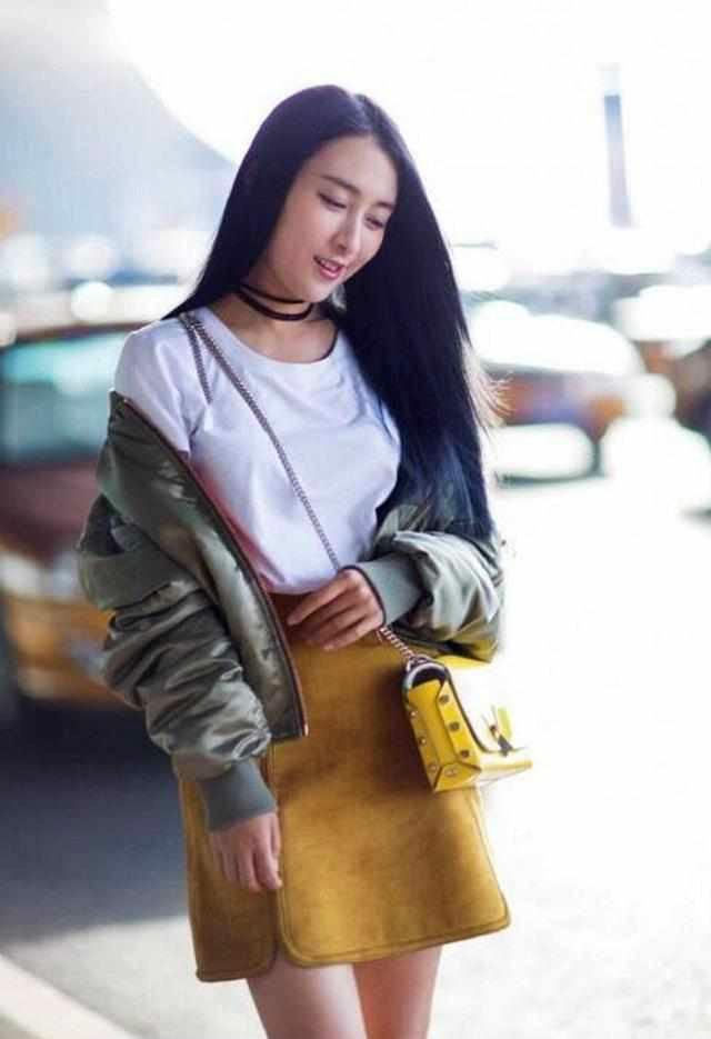 马苏真大胆，短裤穿成一个“三角形”，网友：“黑森林”都要露了