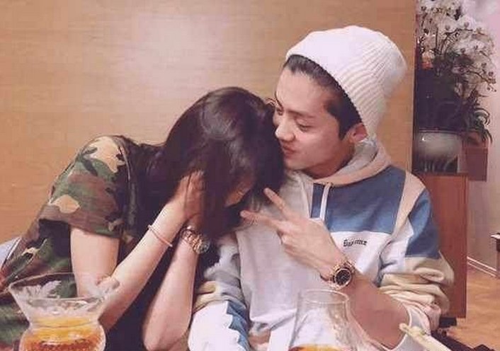 卓伟猛料再次出山, 晒关晓彤孕检报告, 网友们直呼不相信