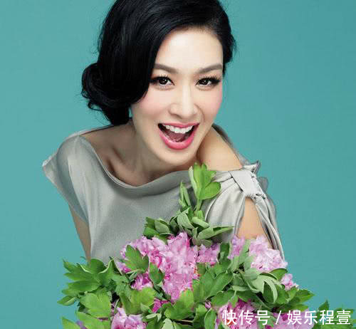 钟丽缇豁出去，一件深V领长裙大秀性感，网友，张伦硕该吃醋